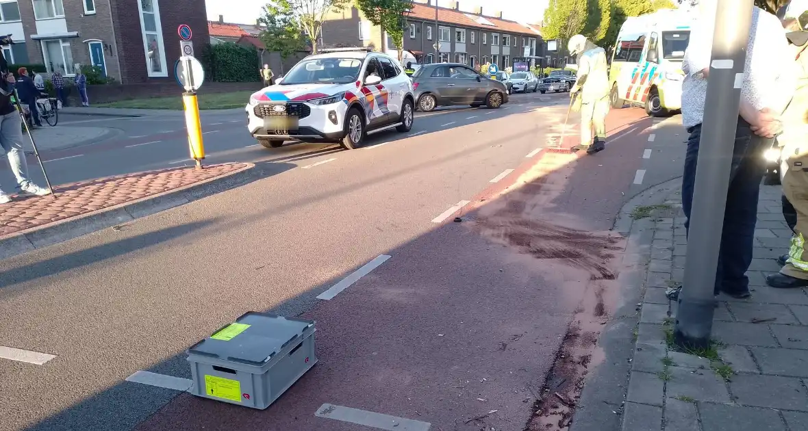 Automobilist ramt verkeerspaal uit grond door laagstaande zon - Foto 7