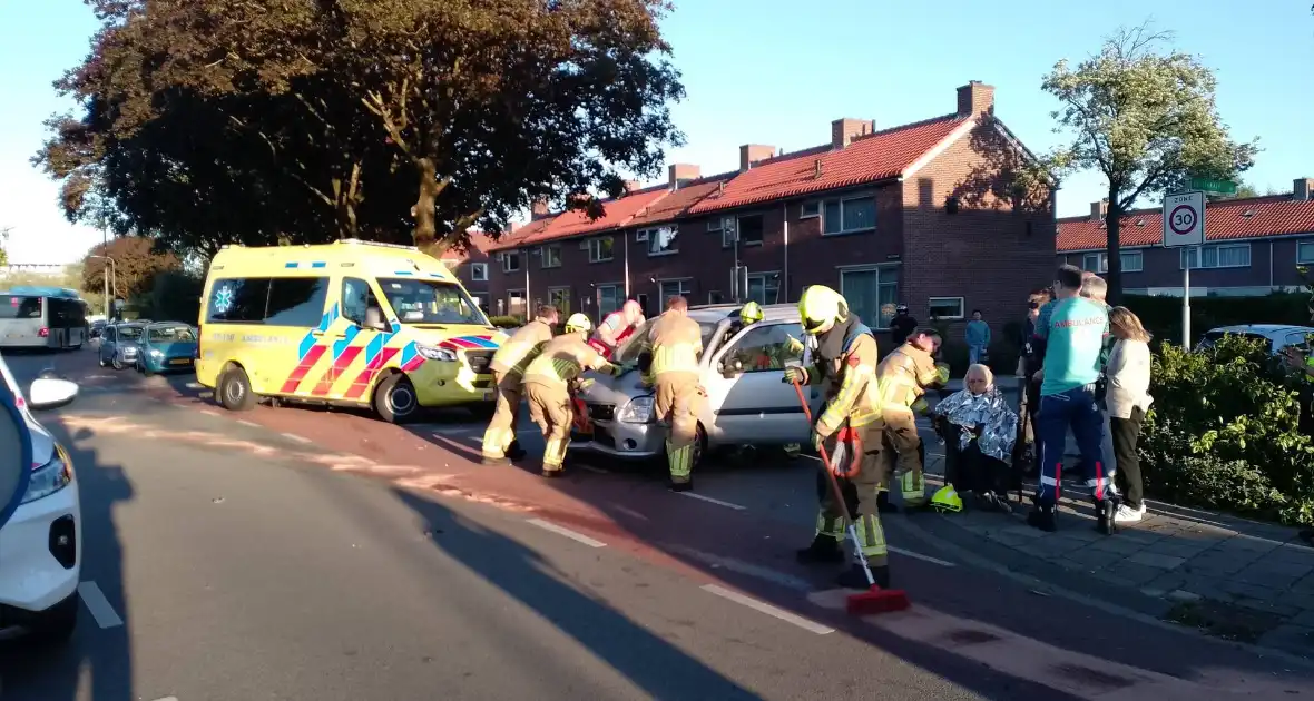 Automobilist ramt verkeerspaal uit grond door laagstaande zon - Foto 9