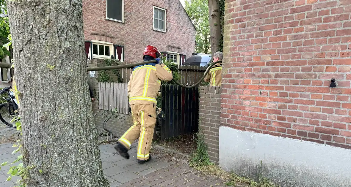 Brandweer blust brand in tuin