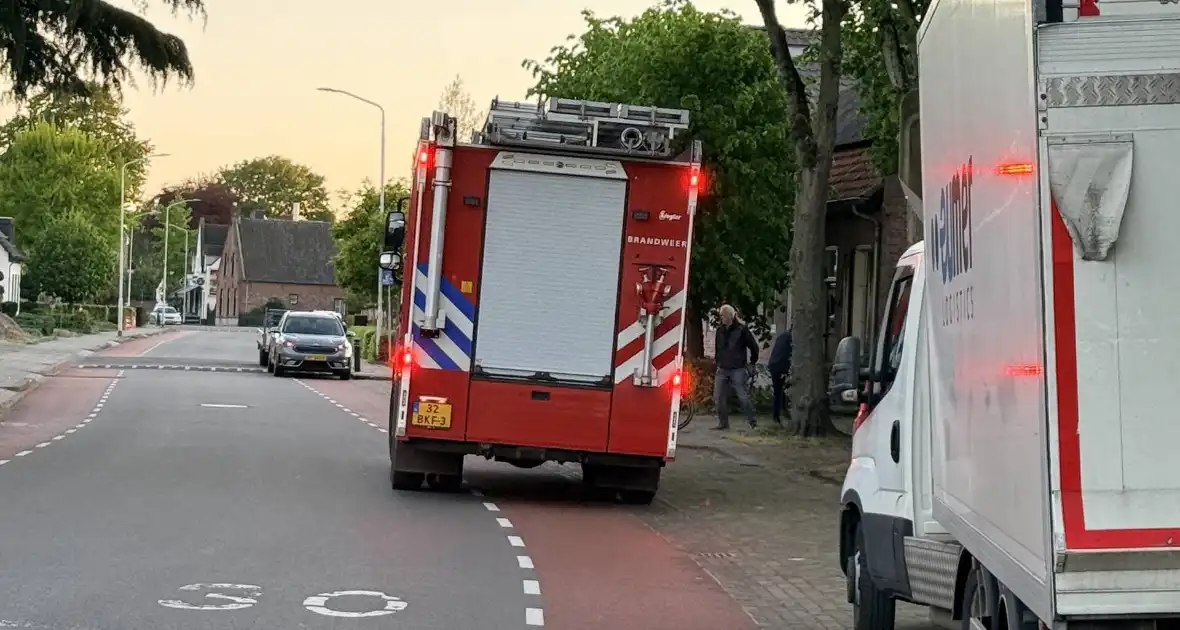 Brandweer blust brand in tuin - Foto 1