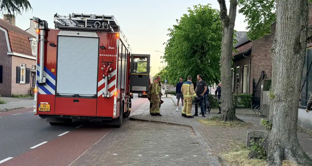 Brandweer blust brand in tuin - Foto 2