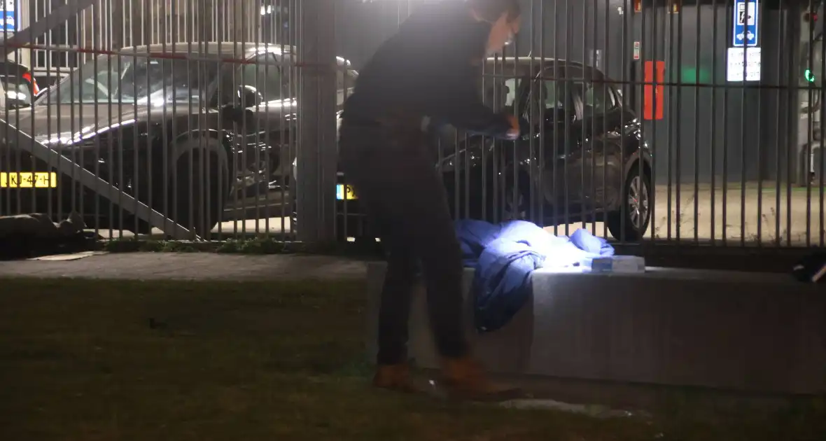 Politie houdt persoon aan na steekpartij - Foto 12