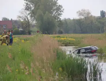 Bestuurder spoorloos na aantreffen te water geraakte voertuig