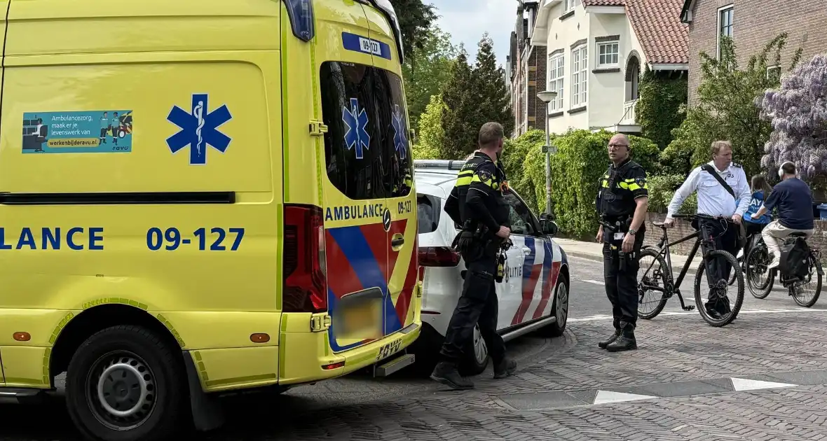 Oudere vrouw gewond bij aanrijding met fiets - Foto 1