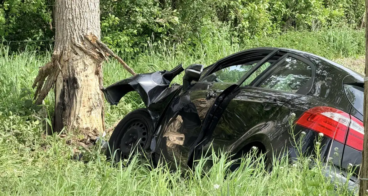 Man zwaar gewond bij aanrijding met boom