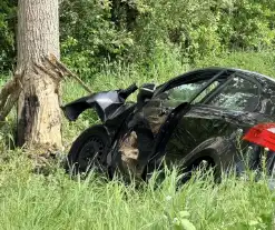 Man zwaar gewond bij aanrijding met boom