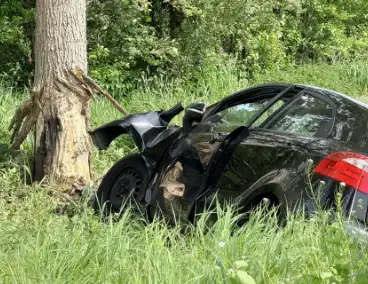 Man zwaar gewond bij aanrijding met boom