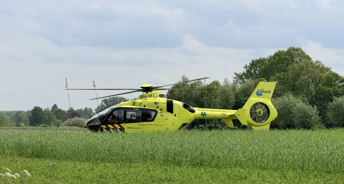 Man zwaar gewond bij aanrijding met boom - Foto 1