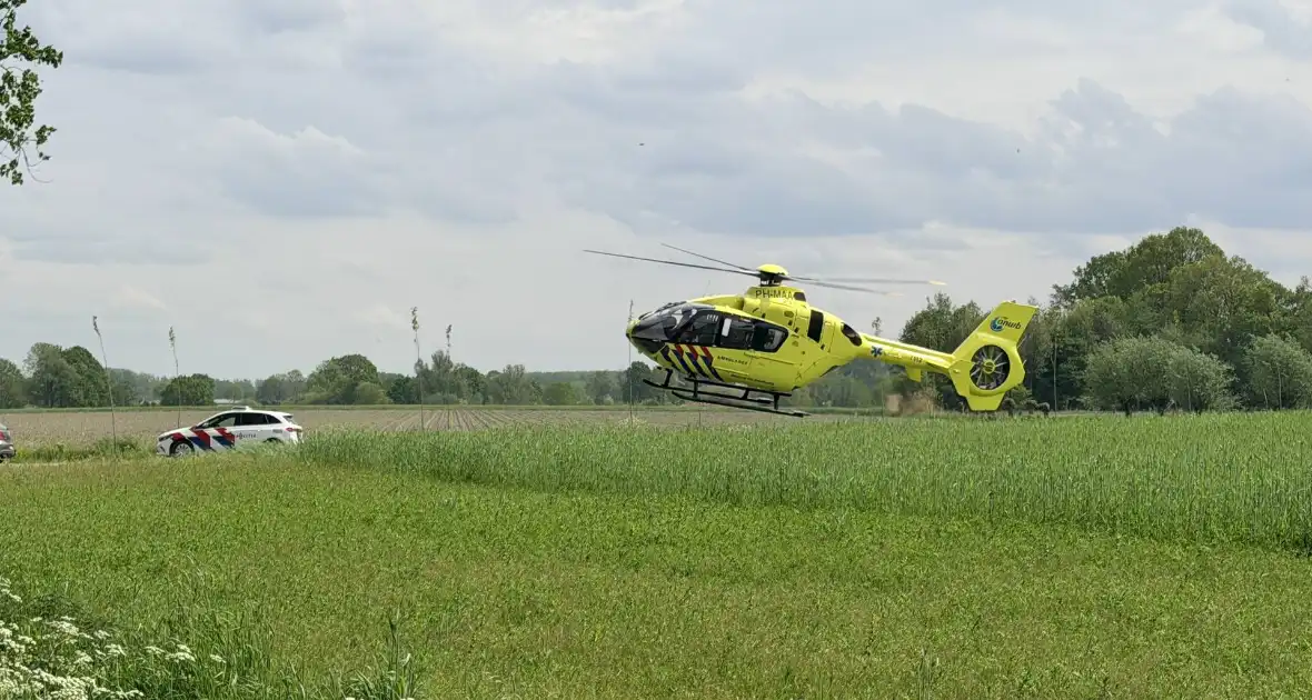 Man zwaar gewond bij aanrijding met boom - Foto 2