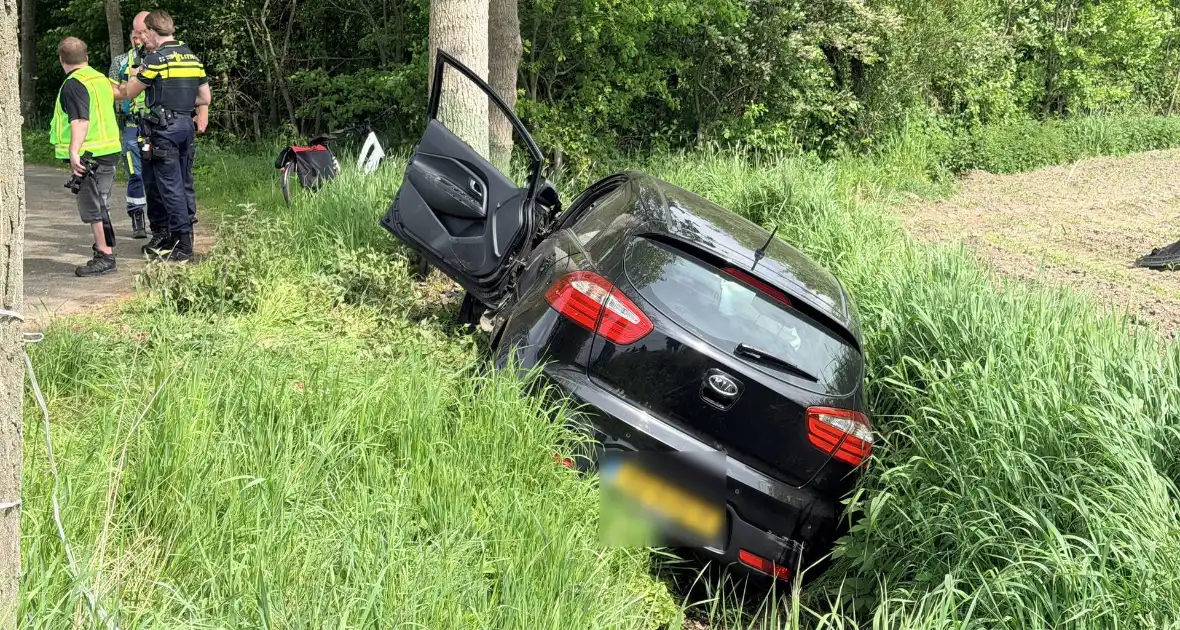 Man zwaar gewond bij aanrijding met boom - Foto 4