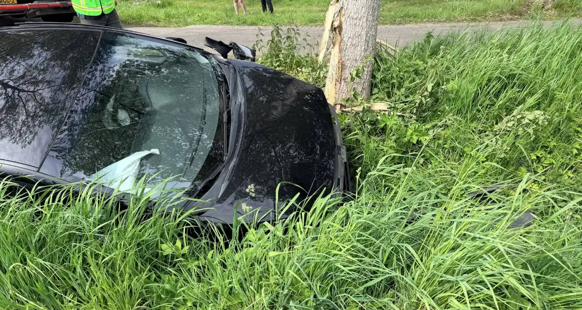 Man zwaar gewond bij aanrijding met boom - Foto 5