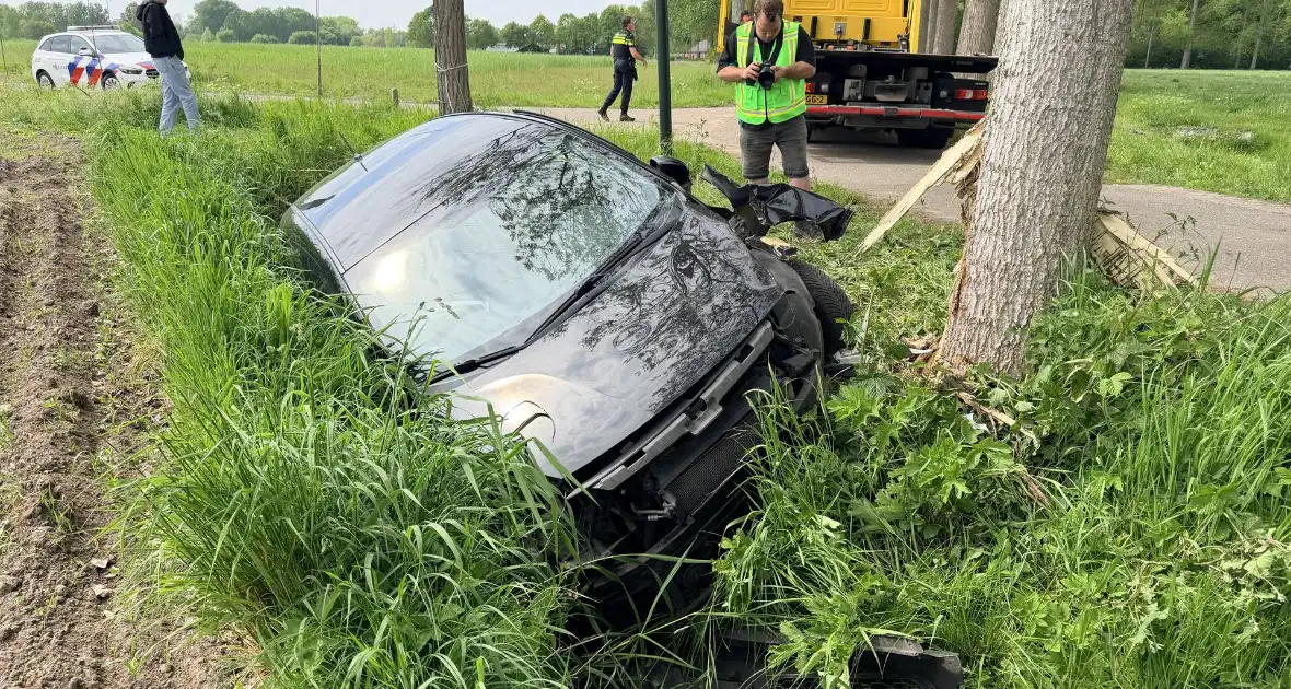 Man zwaar gewond bij aanrijding met boom - Foto 6