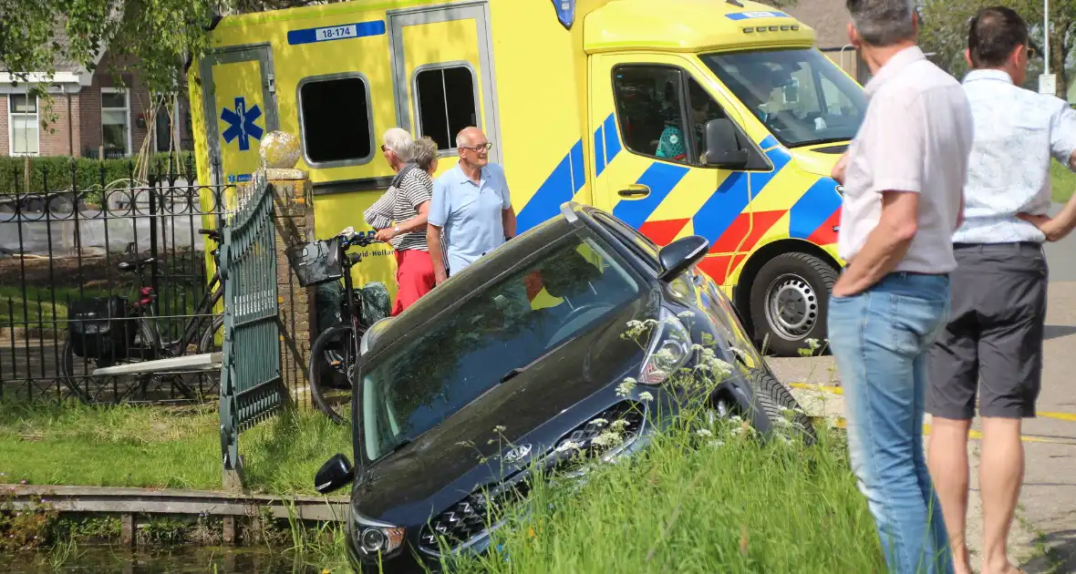 Auto raakt in sloot na schrikmoment