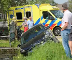 Auto raakt in sloot na schrikmoment