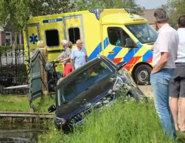 Auto raakt in sloot na schrikmoment