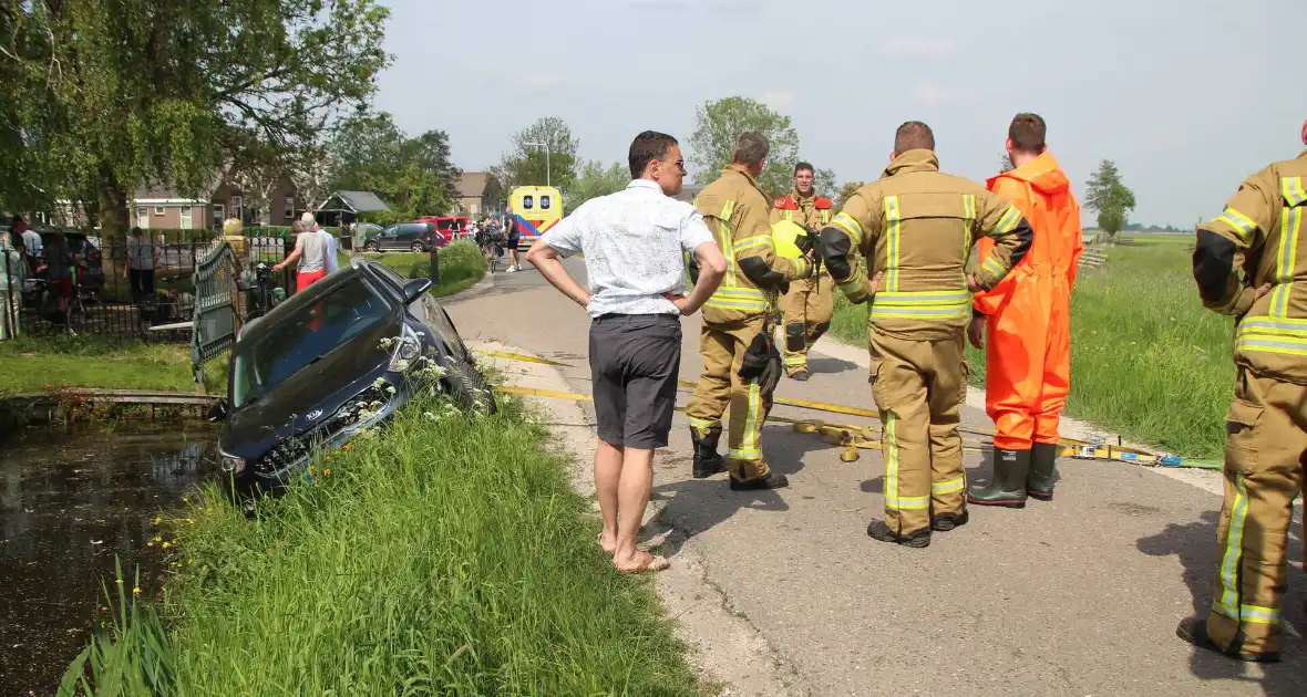 Auto raakt in sloot na schrikmoment - Foto 2
