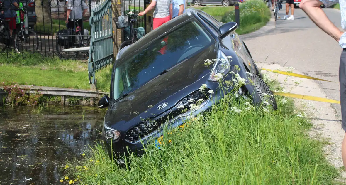 Auto raakt in sloot na schrikmoment - Foto 3