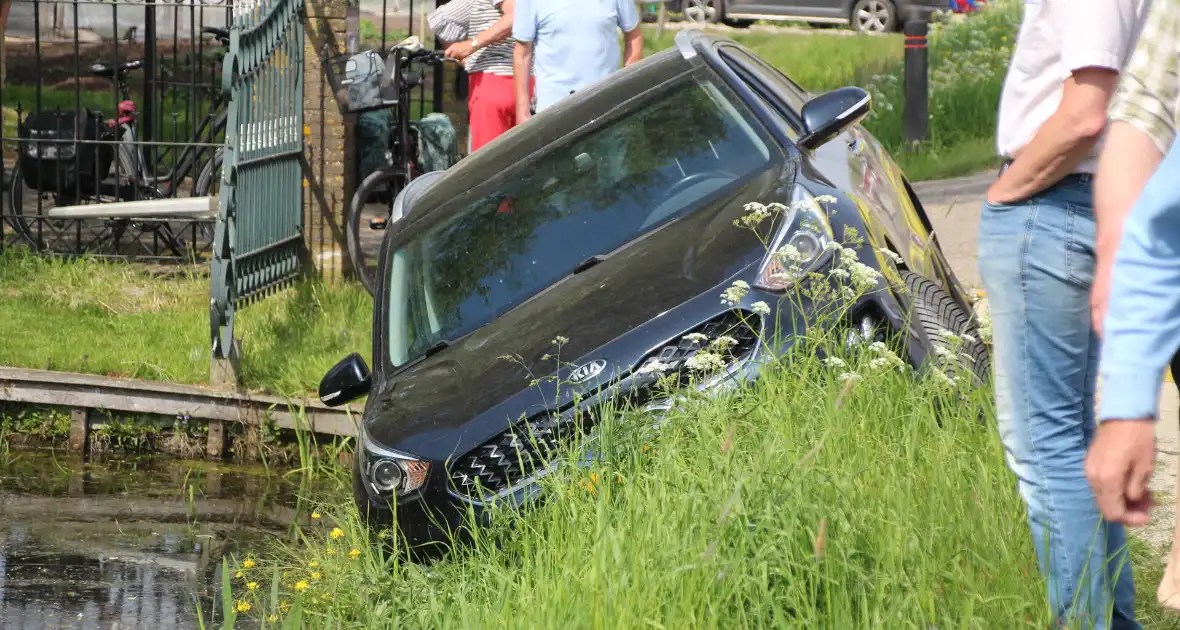 Auto raakt in sloot na schrikmoment - Foto 4