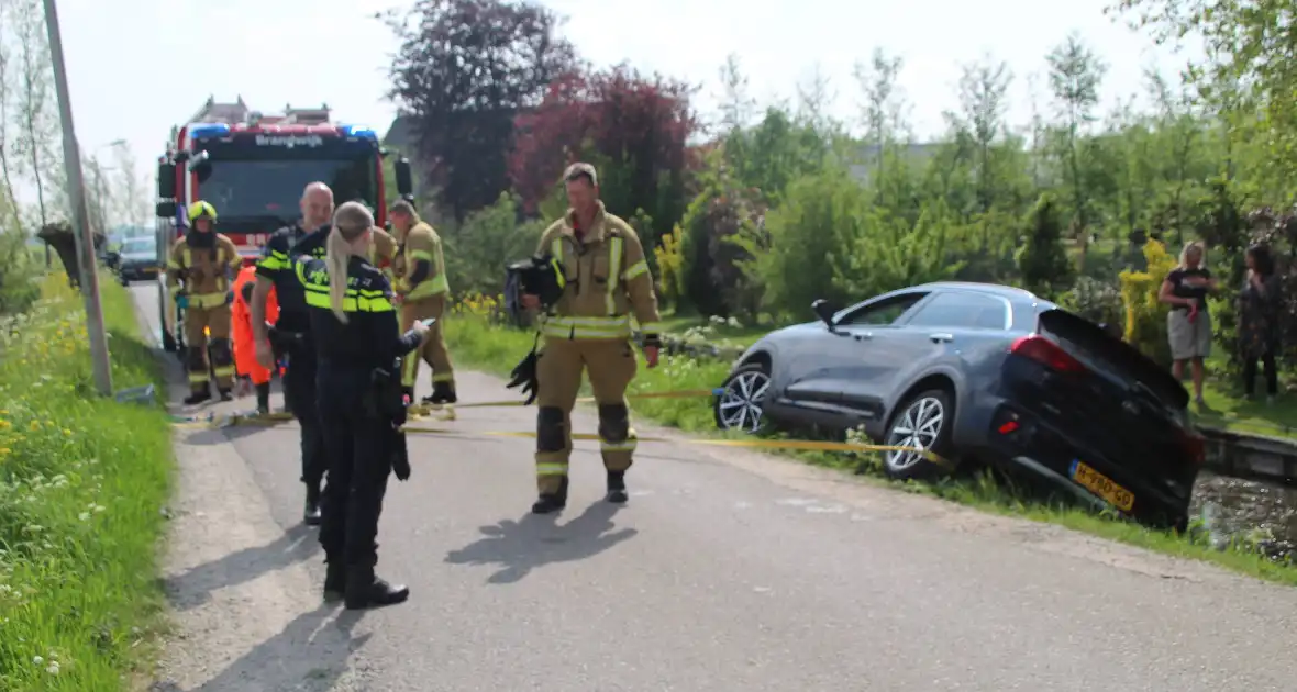 Auto raakt in sloot na schrikmoment - Foto 6