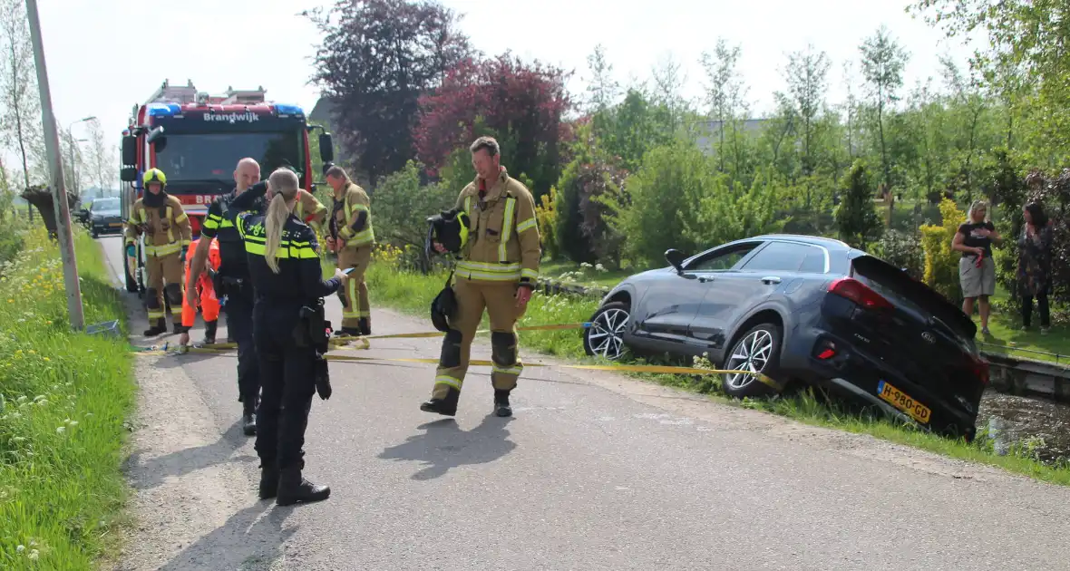 Auto raakt in sloot na schrikmoment - Foto 8