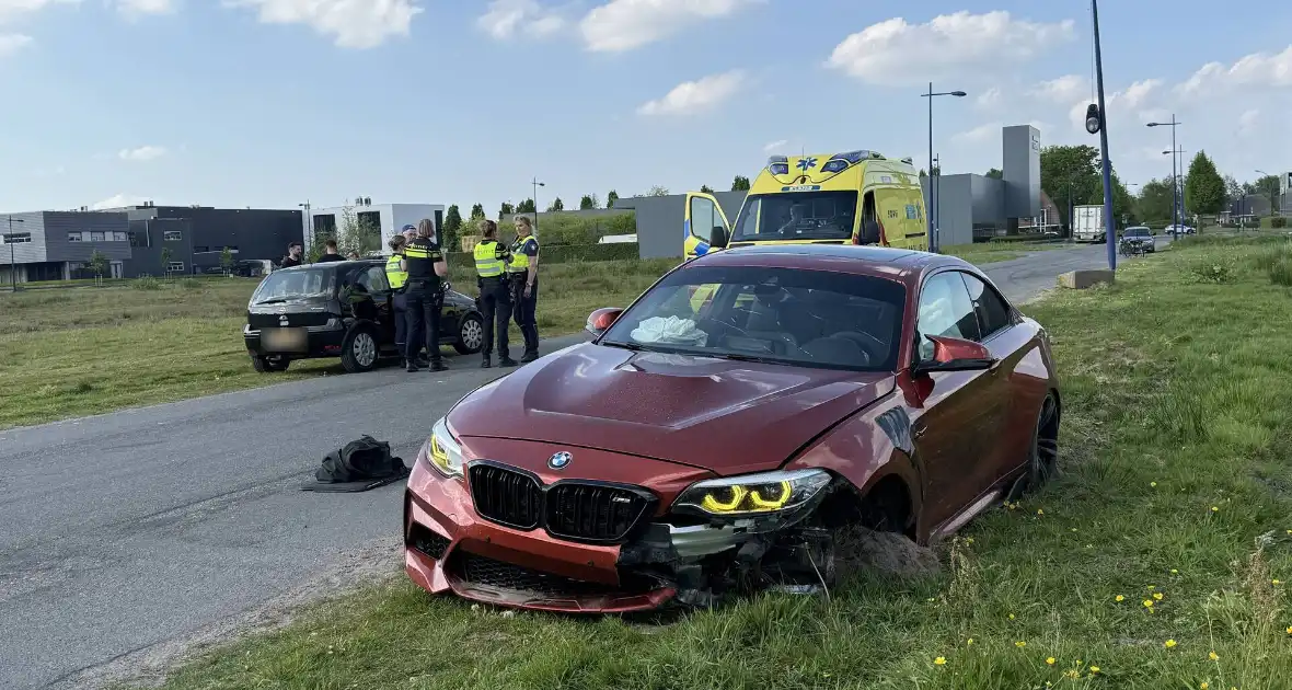 Auto mist wiel na crash tegen paal