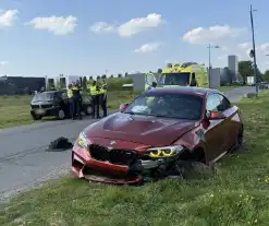 Auto mist wiel na crash tegen paal