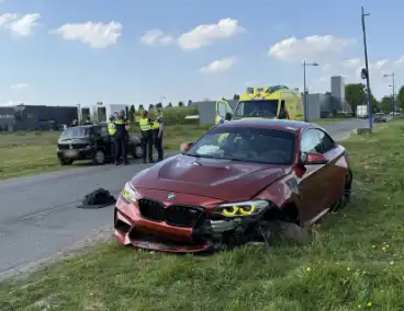 Auto mist wiel na crash tegen paal