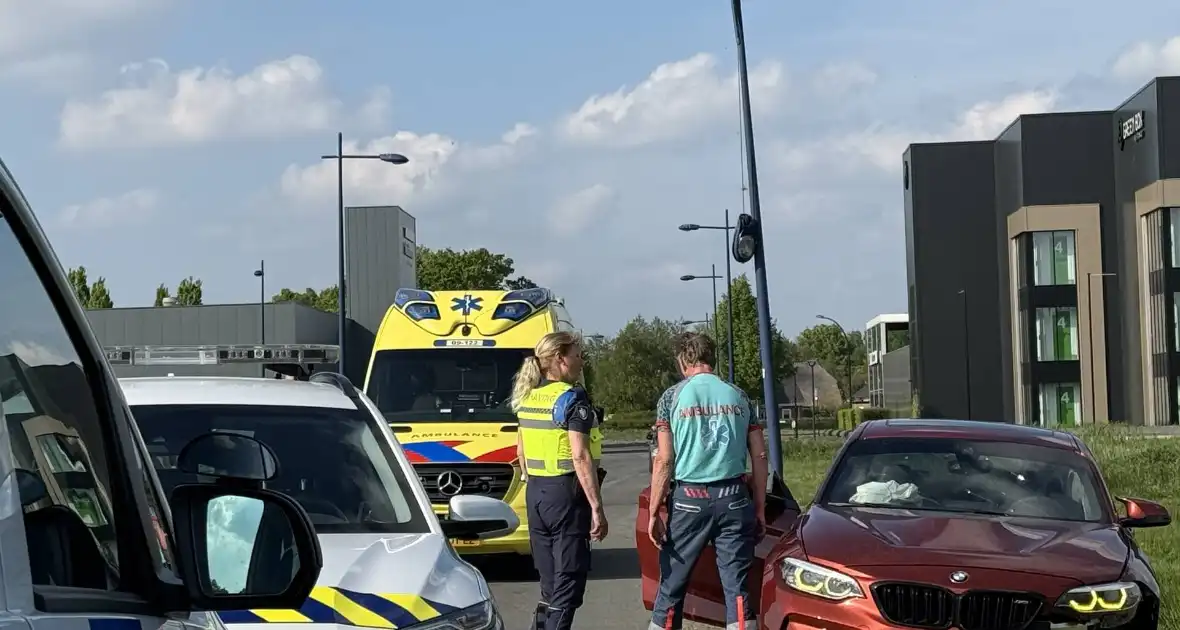 Auto mist wiel na crash tegen paal - Foto 1