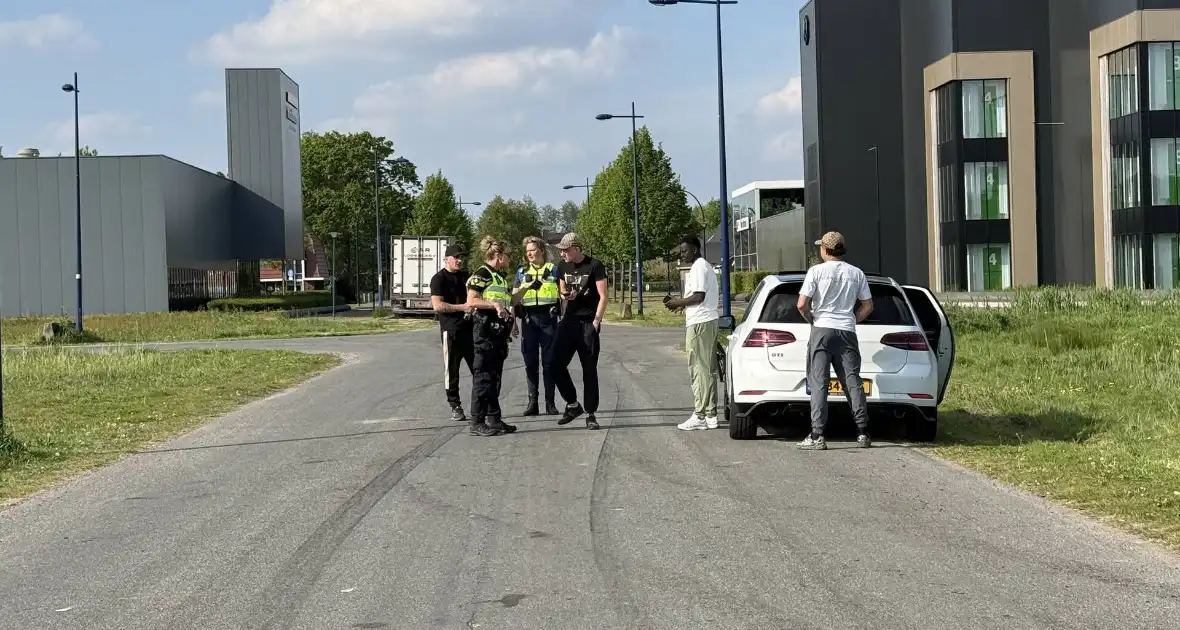 Auto mist wiel na crash tegen paal - Foto 10