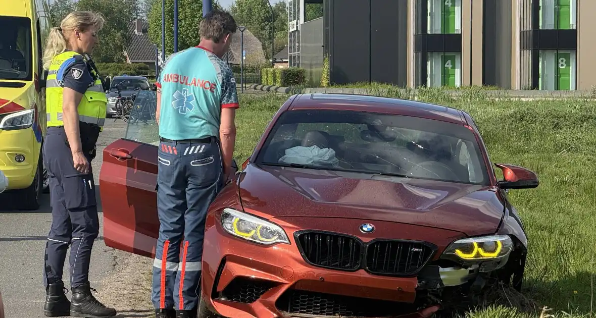 Auto mist wiel na crash tegen paal - Foto 2