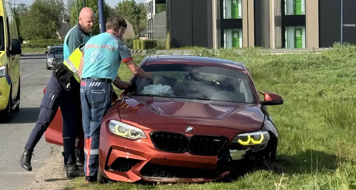 Auto mist wiel na crash tegen paal - Foto 3