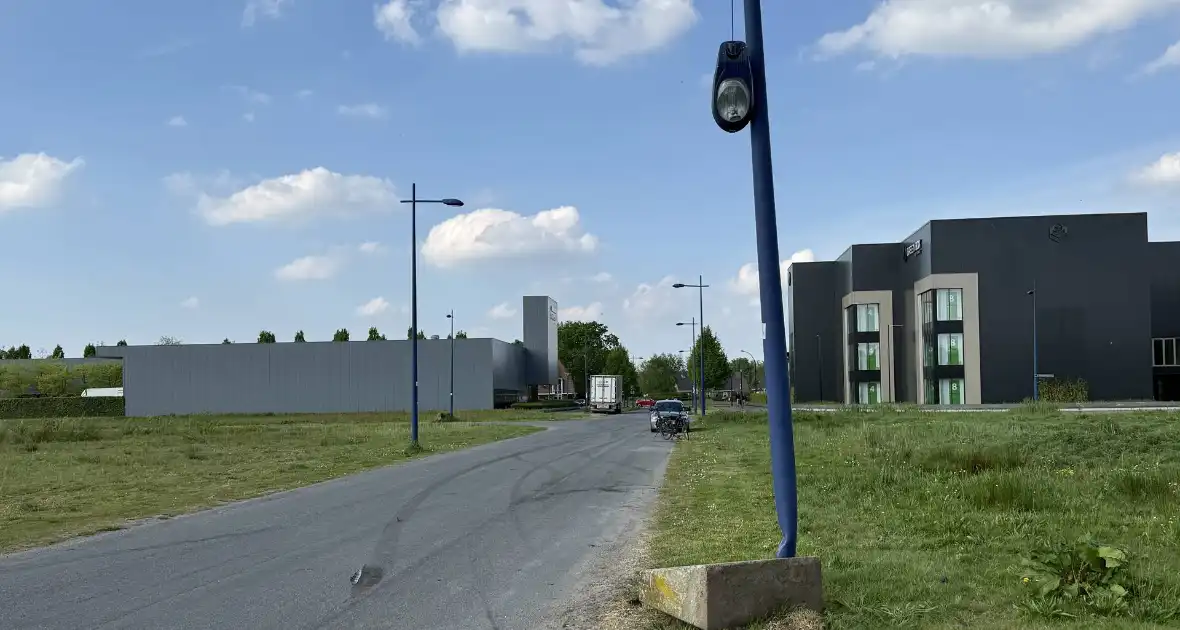 Auto mist wiel na crash tegen paal - Foto 9