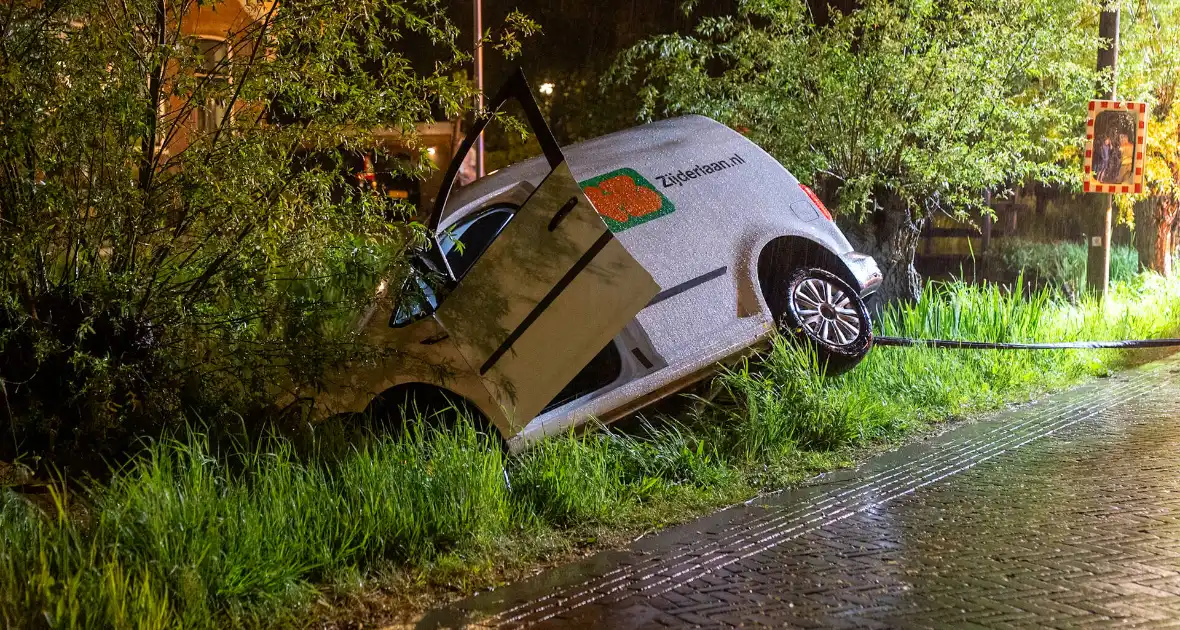 Auto bijna te water in Stolwijk