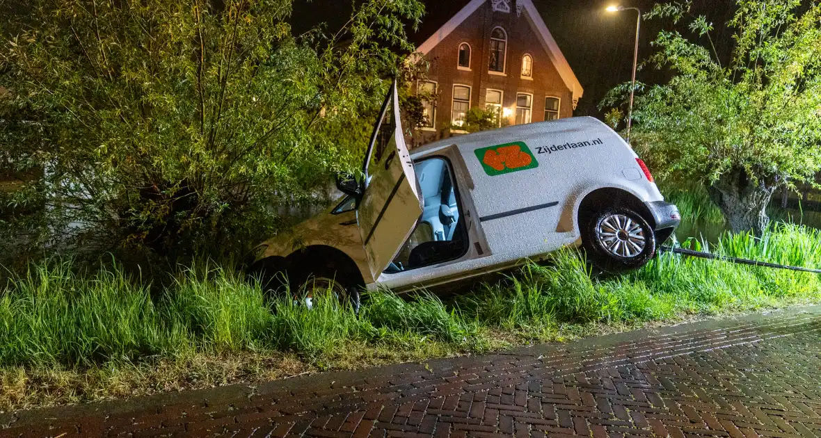 Auto bijna te water in Stolwijk - Foto 1