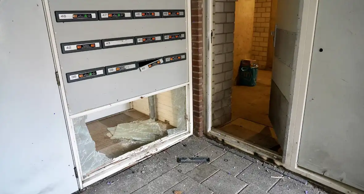 Explosie veroorzaakt schade in portiek