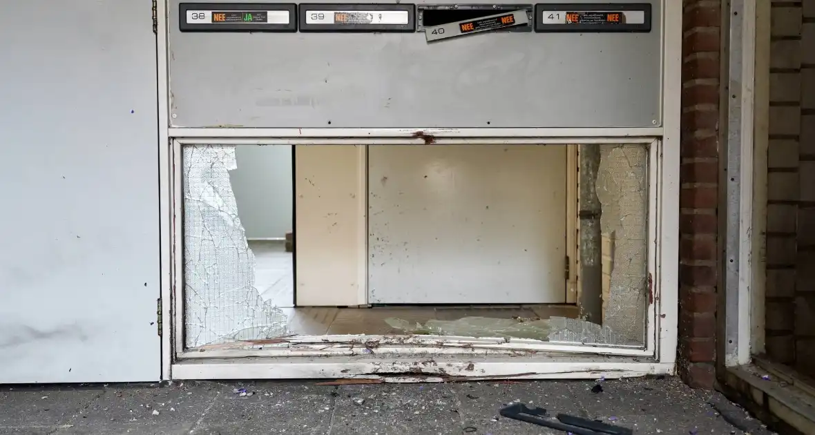 Explosie veroorzaakt schade in portiek - Foto 2