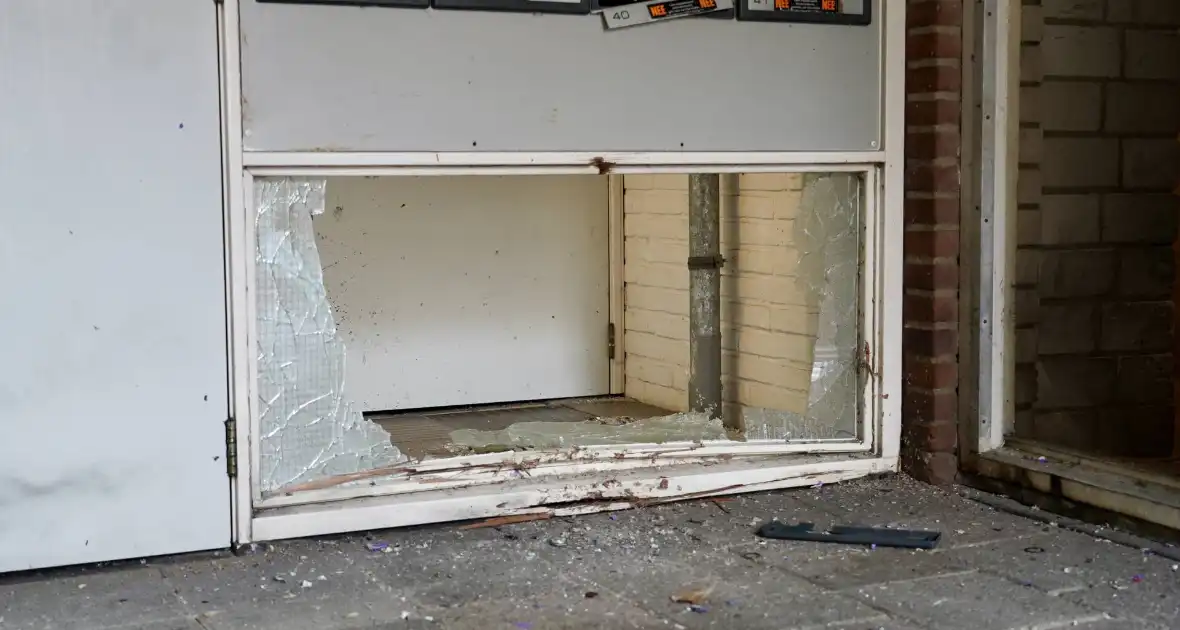 Explosie veroorzaakt schade in portiek - Foto 4