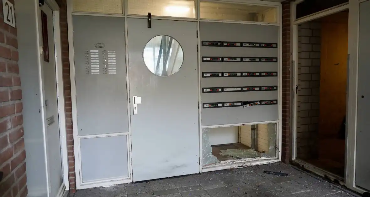 Explosie veroorzaakt schade in portiek - Foto 5