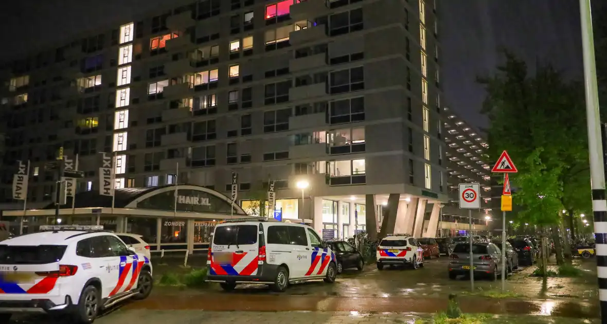 Overleden persoon in flatgebouw zorgt voor grote inzet hulpdiensten - Foto 1