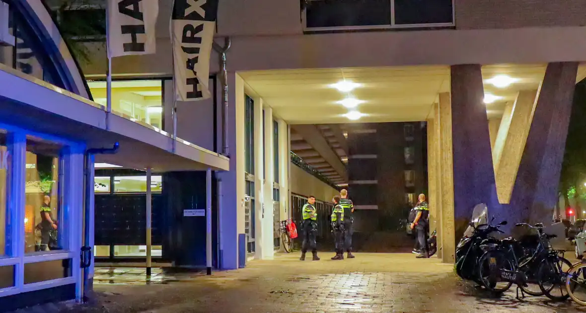 Overleden persoon in flatgebouw zorgt voor grote inzet hulpdiensten - Foto 3