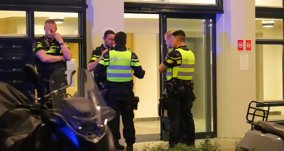 Overleden persoon in flatgebouw zorgt voor grote inzet hulpdiensten - Foto 5