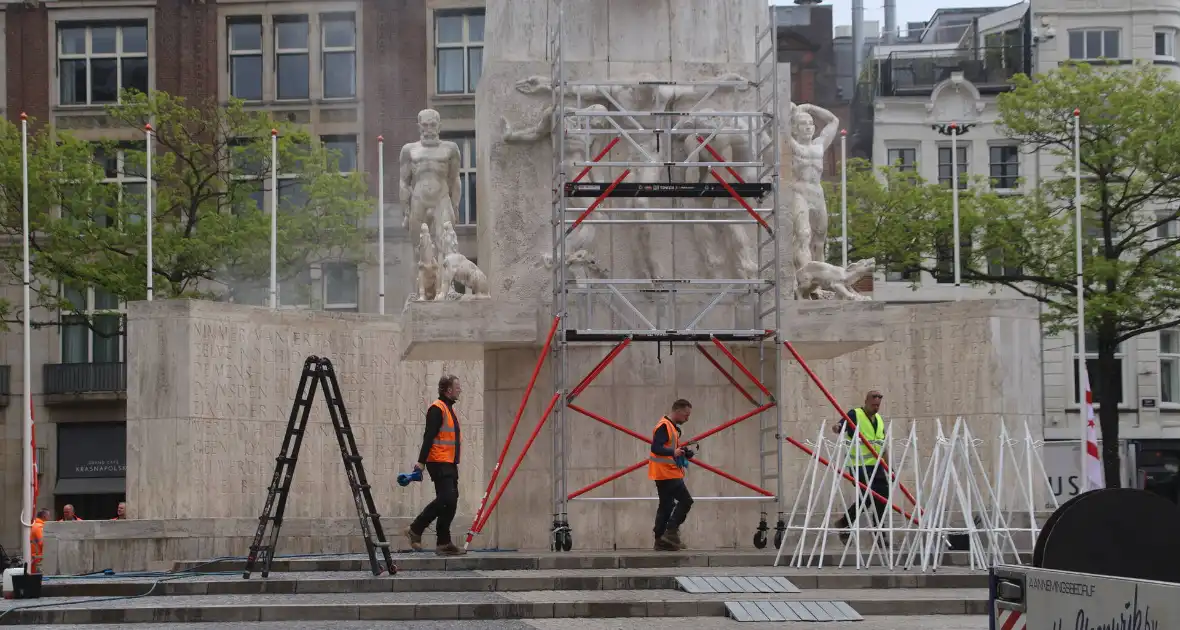Schoonmaken van nationaal monument op Dam na bekladding