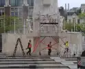 Schoonmaken van nationaal monument op Dam na bekladding