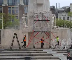 Schoonmaken van nationaal monument op Dam na bekladding