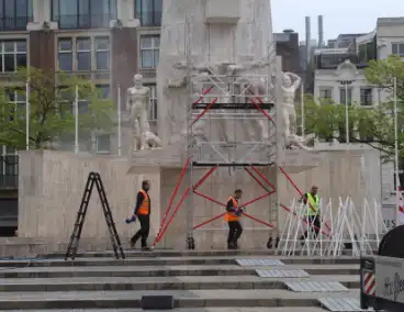 Schoonmaken van nationaal monument op Dam na bekladding