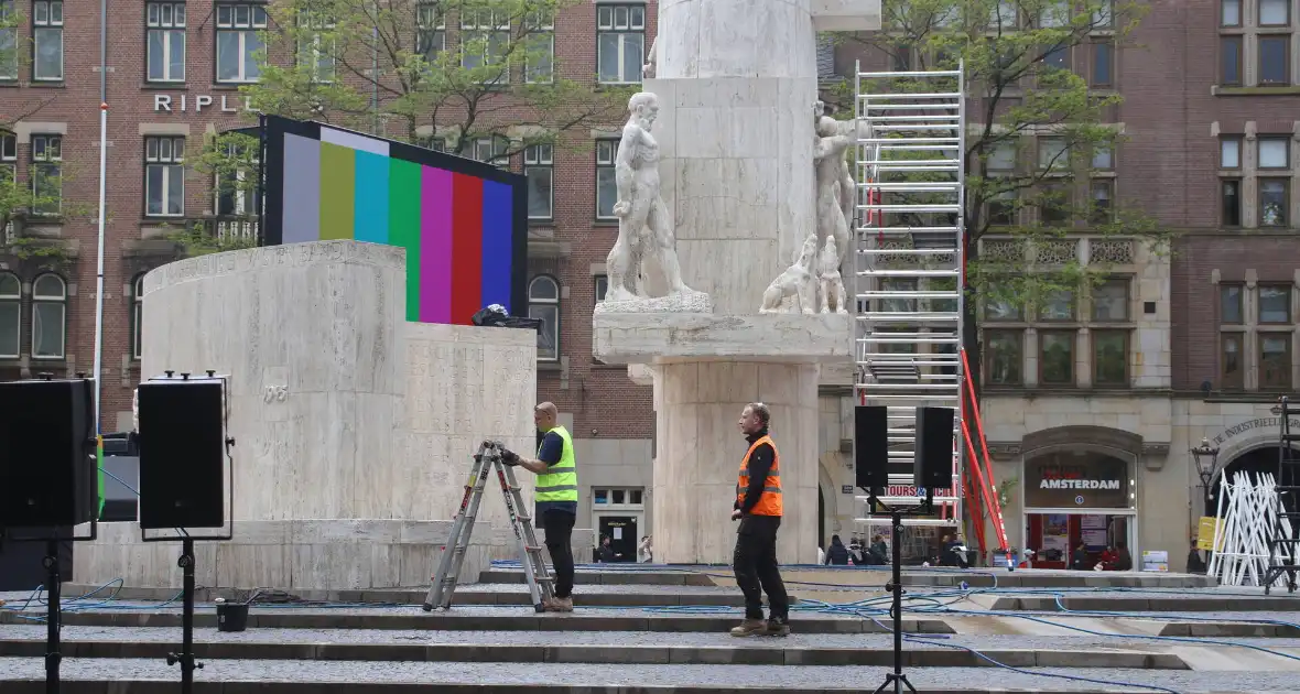 Schoonmaken van nationaal monument op Dam na bekladding - Foto 1