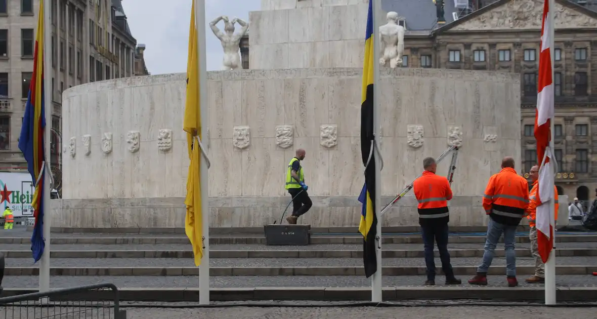 Schoonmaken van nationaal monument op Dam na bekladding - Foto 3