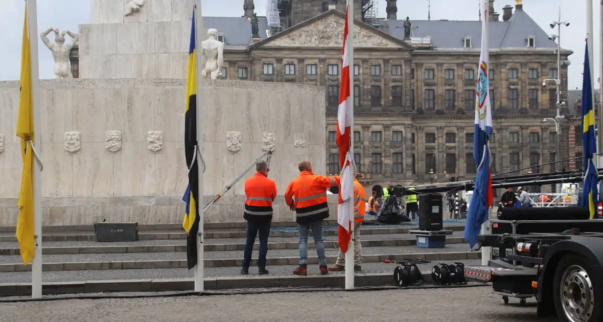Schoonmaken van nationaal monument op Dam na bekladding - Foto 4