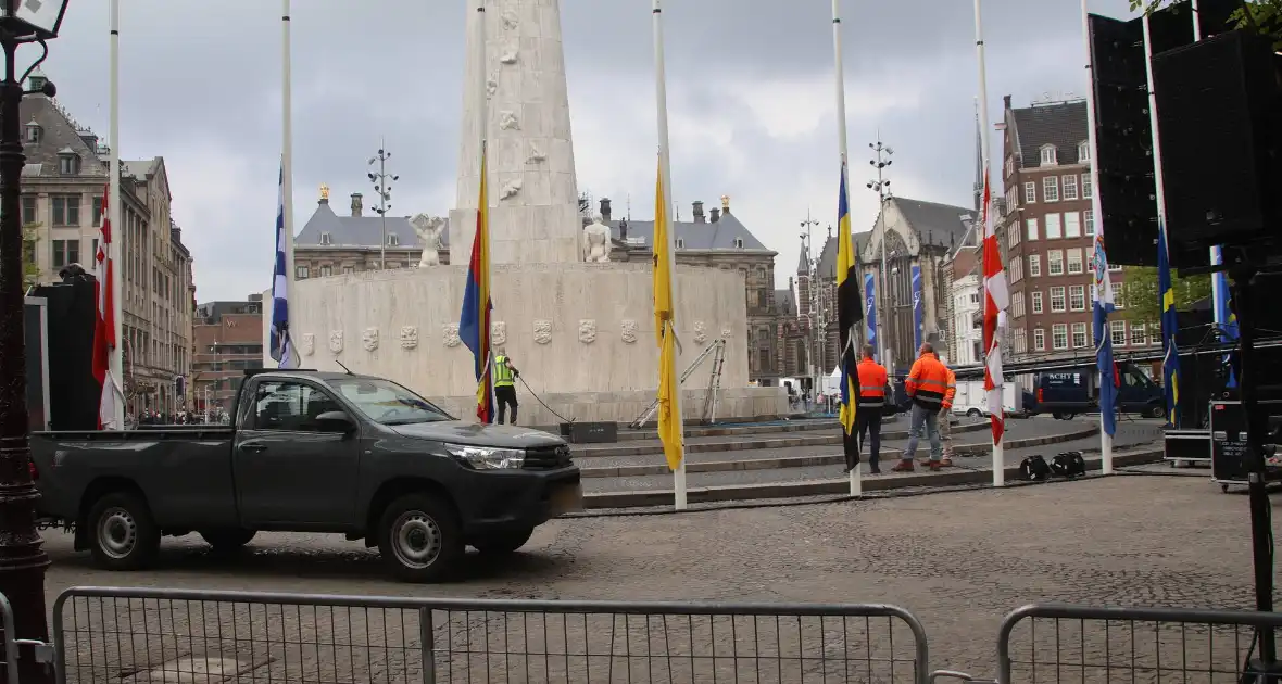 Schoonmaken van nationaal monument op Dam na bekladding - Foto 5