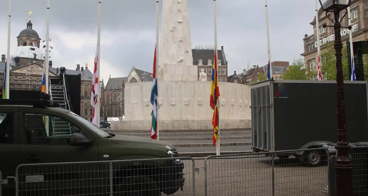 Schoonmaken van nationaal monument op Dam na bekladding - Foto 6